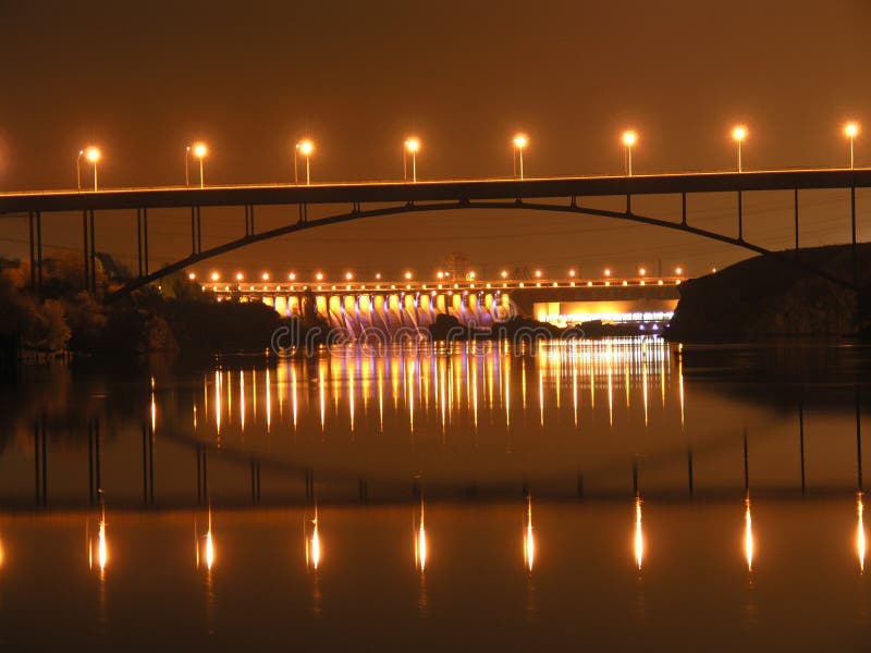 puente a través del río de Dnieper imagen de archivo puente a través del río de Dnieper imagen de archivo