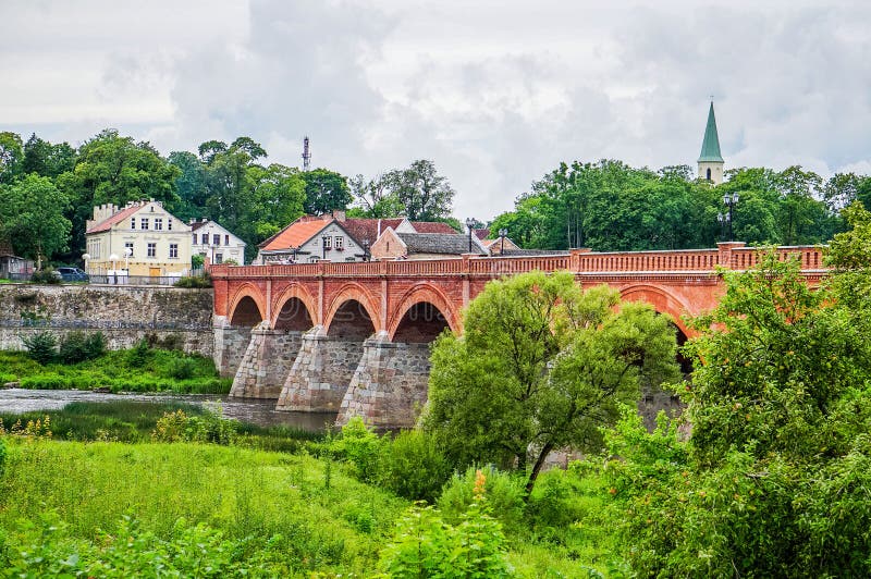Puente a través del río Venta en la ciudad de Kuldiga imagen de archivo Puente a través del río Venta en la ciudad de Kuldiga imagen de archivo