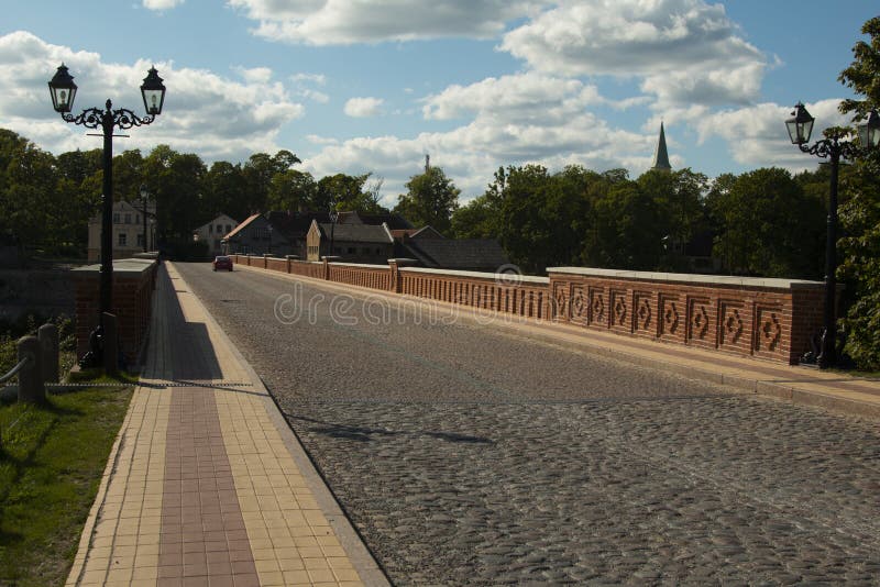 puente viejo del ladrillo a través del río Venta en la ciudad de Kuldiga imagen de archivo libre de regalías puente viejo del ladrillo a través del río Venta en la ciudad de Kuldiga imagen de archivo libre de regalías