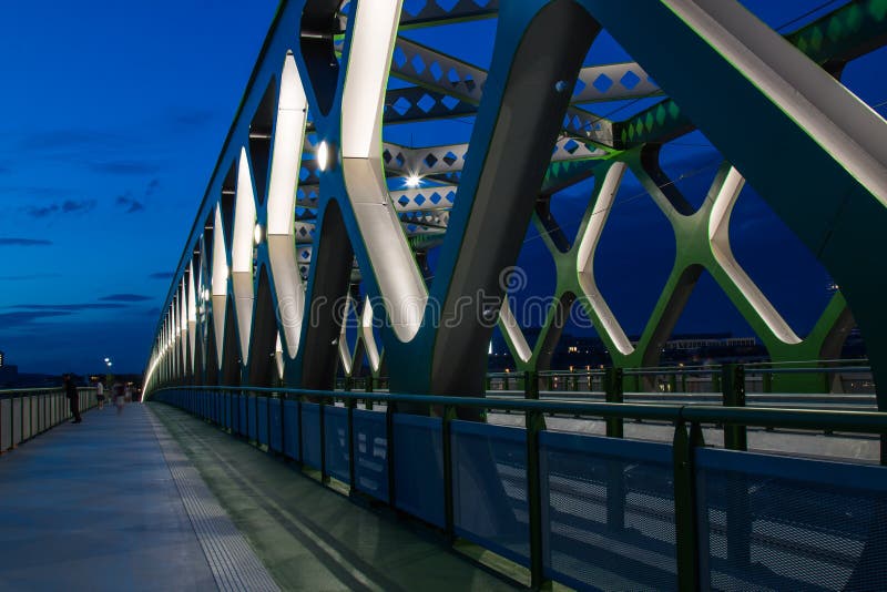 Puente viejo en Bratislava, Eslovaquia imágenes de archivo libres de regalías Puente viejo en Bratislava, Eslovaquia imágenes de archivo libres de regalías