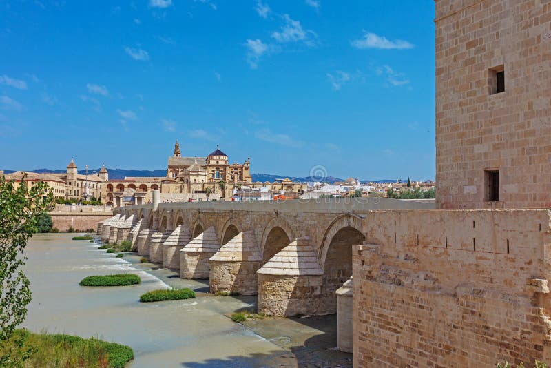 Puente viejo en Córdoba, España foto de archivo Puente viejo en Córdoba, España foto de archivo