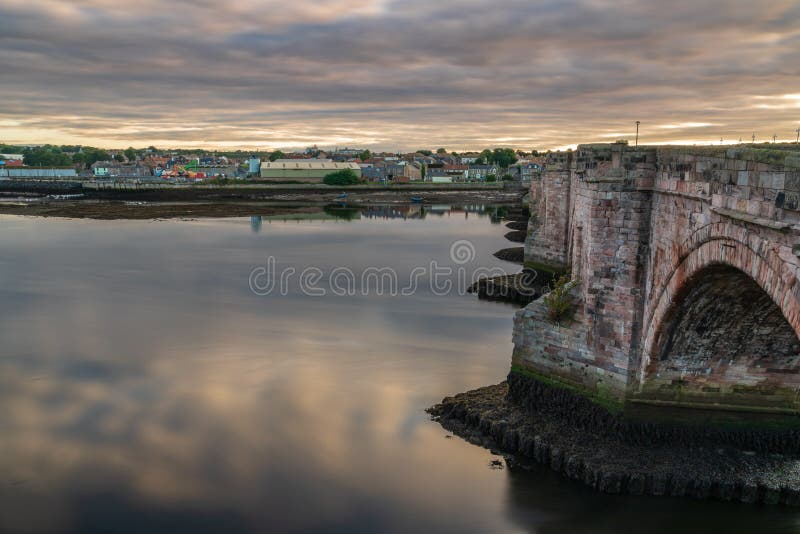 Puente viejo en el Berwick-sobre-tweed, Inglaterra imagen de archivo Puente viejo en el Berwick-sobre-tweed, Inglaterra imagen de archivo