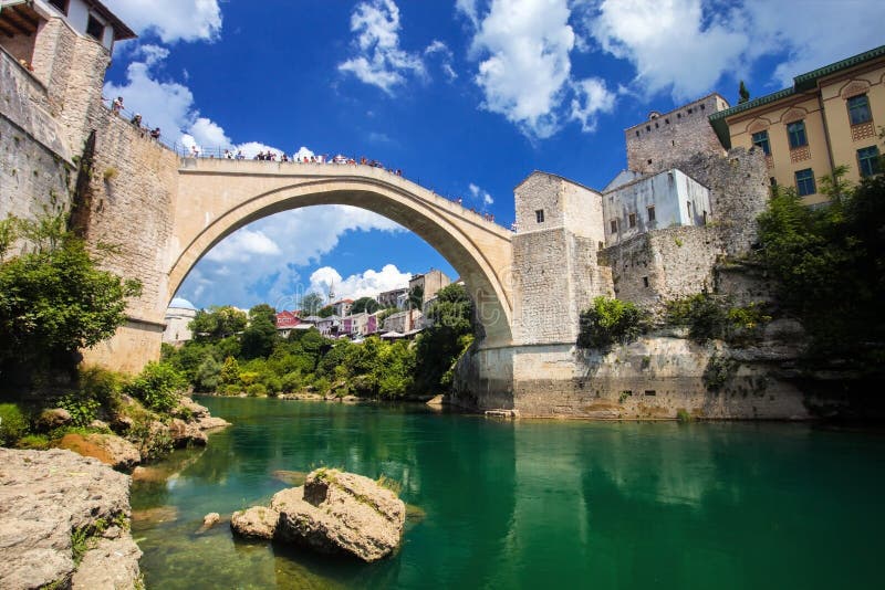 Puente viejo en Mostar con el río esmeralda Neretva Bosnia y Hercegovina foto de archivo Puente viejo en Mostar con el río esmeralda Neretva Bosnia y Hercegovina foto de archivo