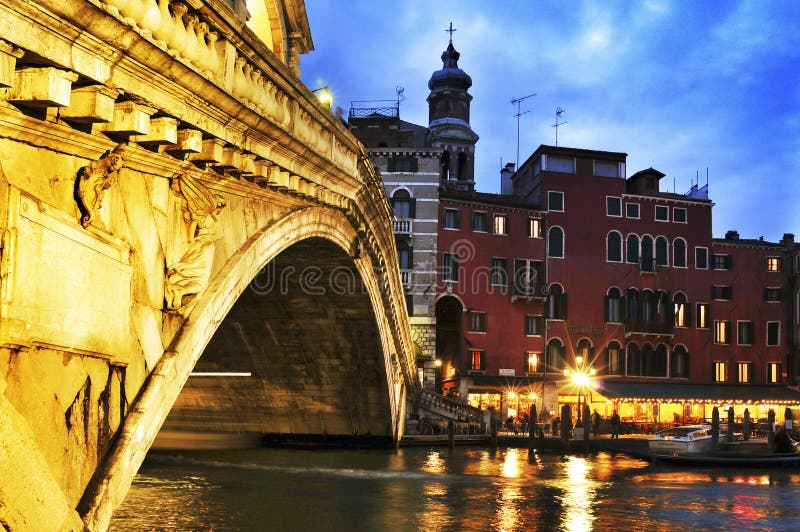 Puente y Gran Canal de Rialto en Venecia, Italia imagenes de archivo Puente y Gran Canal de Rialto en Venecia, Italia imagenes de archivo
