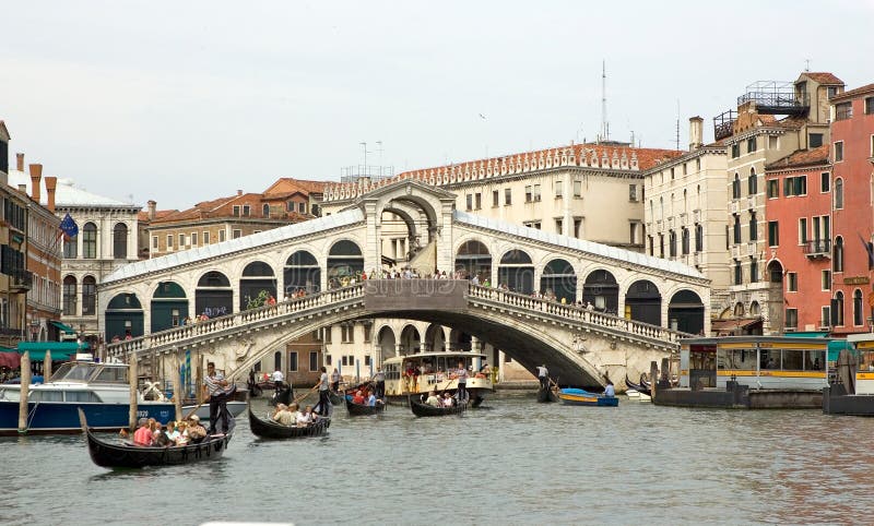 Puente y góndola de Rialto fotografía de archivo Puente y góndola de Rialto fotografía de archivo