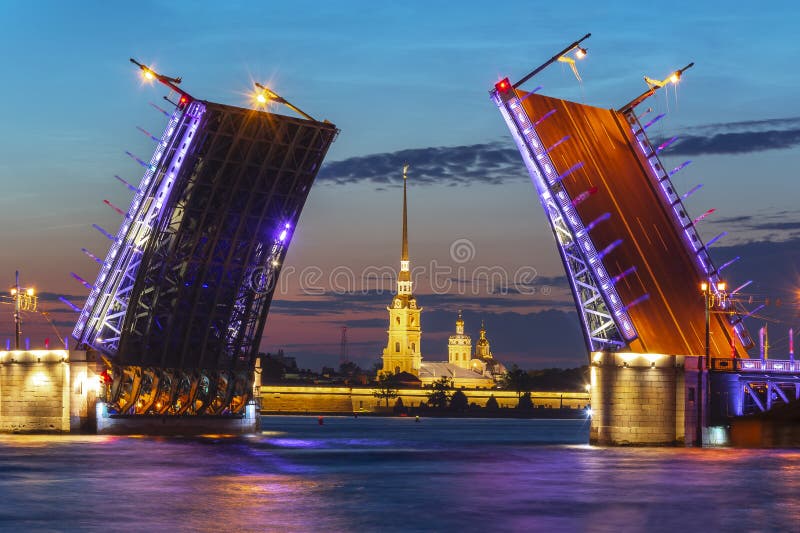 Puente y Peter y Paul Fortress exhaustos en la noche blanca, St Petersburg, Rusia del palacio imagen de archivo libre de regalías Puente y Peter y Paul Fortress exhaustos en la noche blanca, St Petersburg, Rusia del palacio imagen de archivo libre de regalías