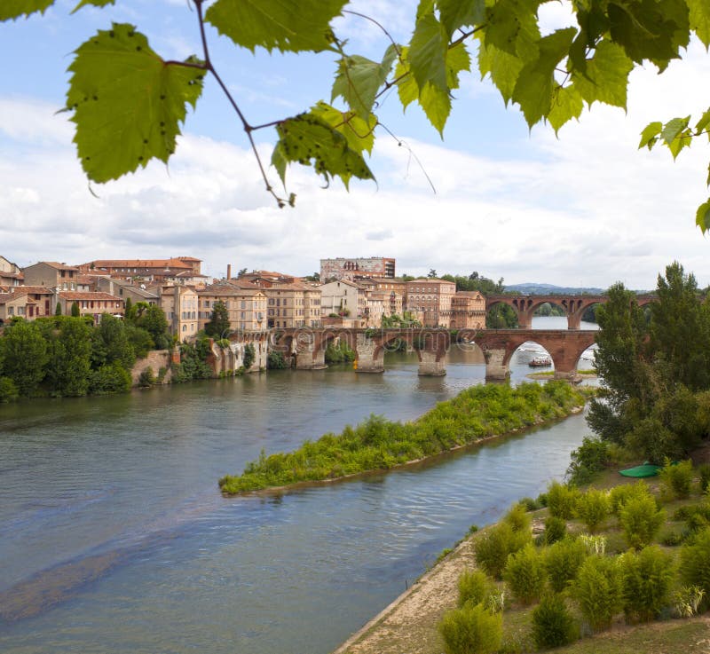 Puente y río viejos de la vuelta con la hiedra sobre ella en Albi imagen de archivo libre de regalías Puente y río viejos de la vuelta con la hiedra sobre ella en Albi imagen de archivo libre de regalías
