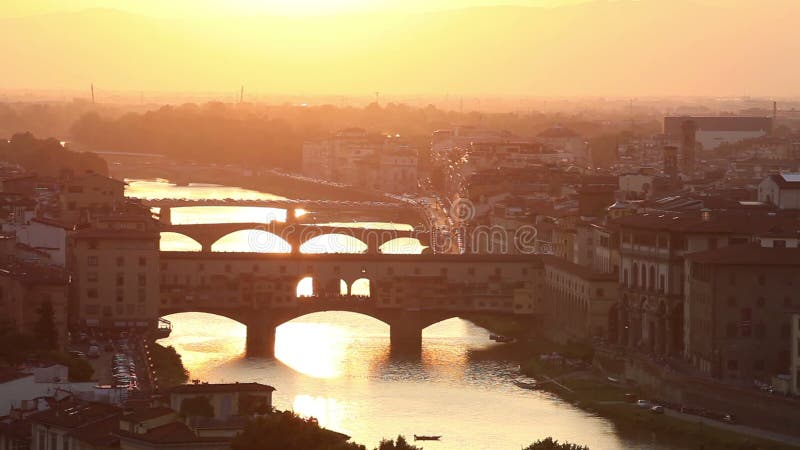 Puentes de Florencia en la puesta del sol, Italia