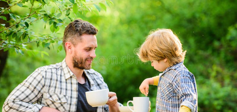 Puericultura Figlio d'alimentazione alimenti naturali Del caricare giusto modo per la fase dei childs di sviluppo Solidi del figl immagini stock Puericultura Figlio d'alimentazione alimenti naturali Del caricare giusto modo per la fase dei childs di sviluppo Solidi del figl immagini stock