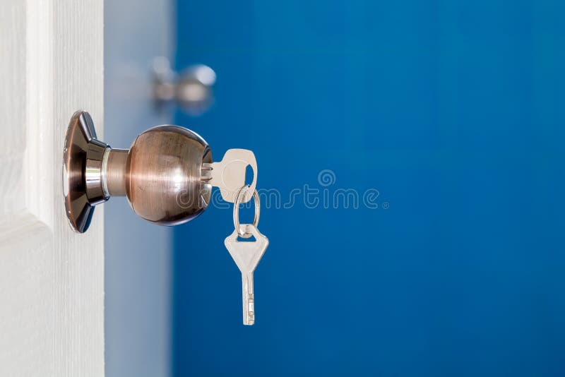 Puerta abierta con llaves, llave en ojo de la cerradura foto de archivo Puerta abierta con llaves, llave en ojo de la cerradura foto de archivo