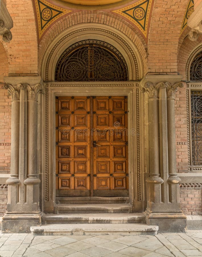 Puerta antigua de madera vieja hermosa con el fondo de la pared foto de archivo libre de regalías Puerta antigua de madera vieja hermosa con el fondo de la pared foto de archivo libre de regalías