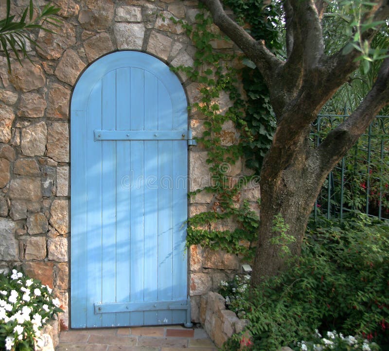 Puerta azul del jardín, Francia fotografía de archivo Puerta azul del jardín, Francia fotografía de archivo