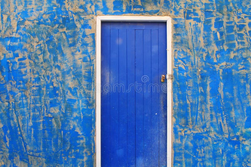 Puerta azul y pared vieja