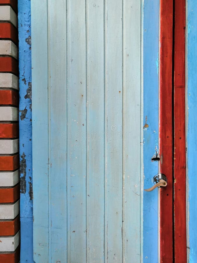 Puerta blanca roja azul vieja del Grunge del color mágico con el castillo fotos de archivo libres de regalías Puerta blanca roja azul vieja del Grunge del color mágico con el castillo fotos de archivo libres de regalías