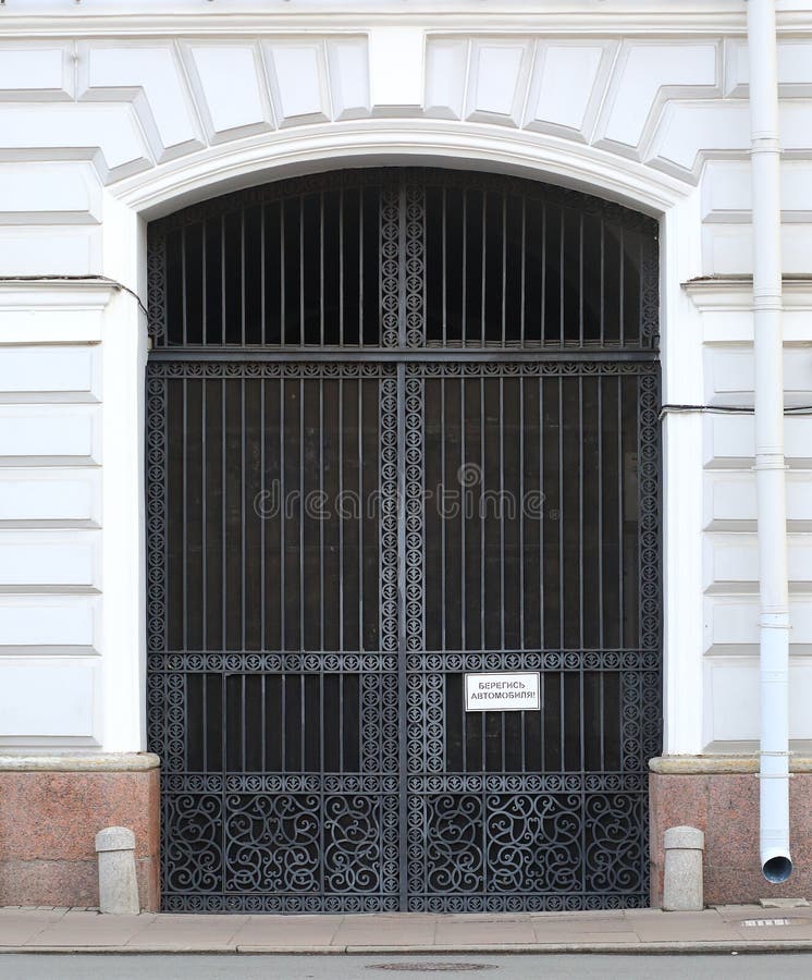 Puerta a cielo abierto del labrado-hierro grande del metal imagen de archivo Puerta a cielo abierto del labrado-hierro grande del metal imagen de archivo