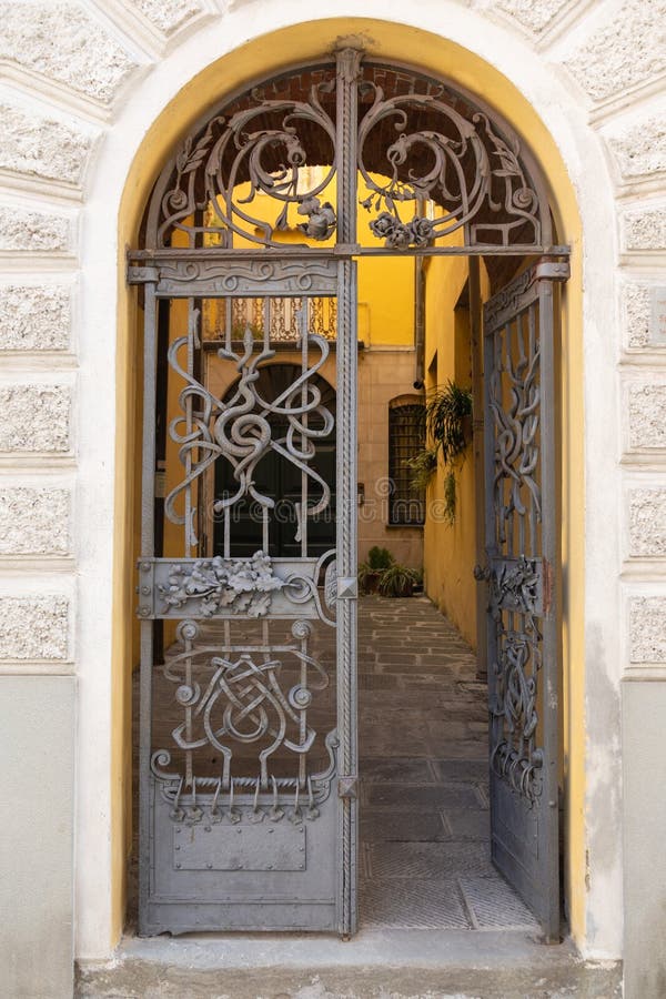 Las puertas de hierro y las paredes de piedra conducen al jardín secreto  con linternas de piedra y arco iris.