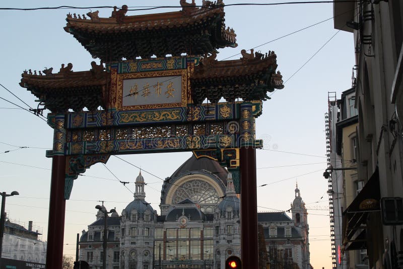 Puerta de Chinatown en Amberes imagenes de archivo Puerta de Chinatown en Amberes imagenes de archivo