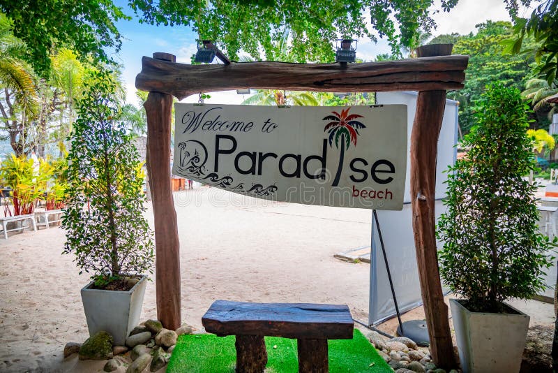 Puerta de entrada a la playa del paraíso en Phuket, Tailandia foto de archivo libre de regalías Puerta de entrada a la playa del paraíso en Phuket, Tailandia foto de archivo libre de regalías