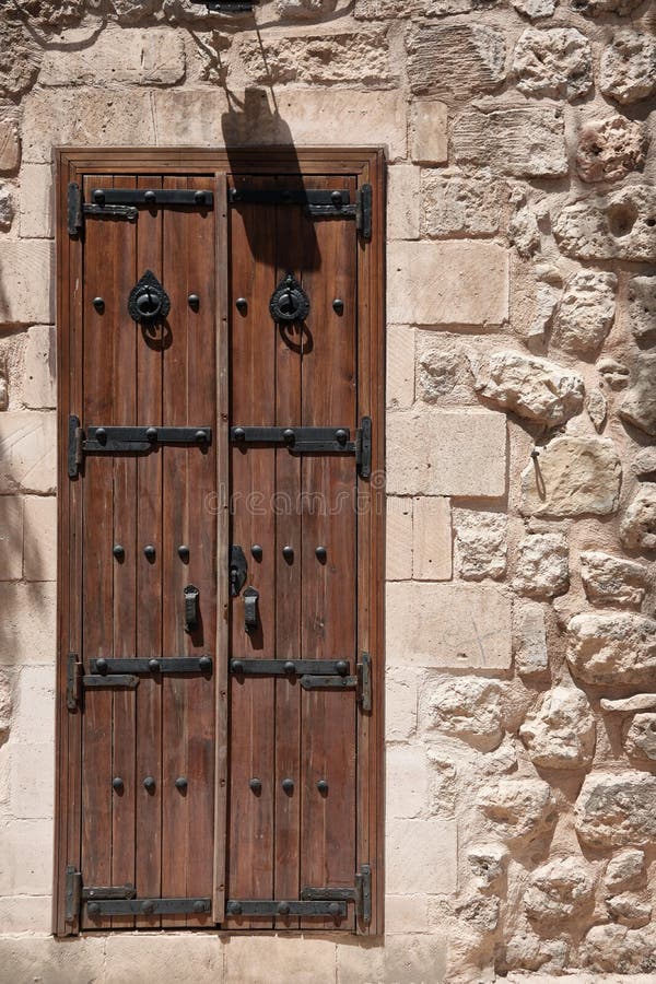 Las Puertas De Entrada De Una Tradicional Casa De Piedra Del Medio Oriente,  Puertas Metálicas Decoradas Con Metal Forjado De Color Cobre En Una Calle De  Una Ciudad Del Medio Oriente Fotos