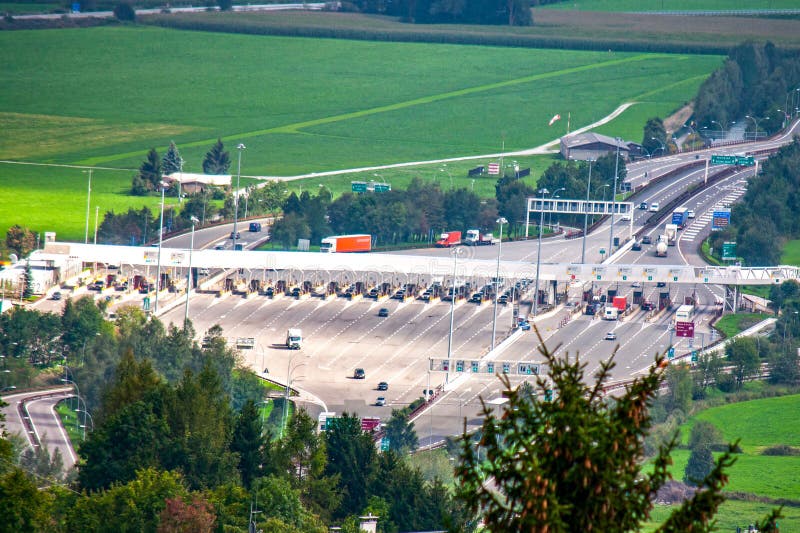 Puerta de la autopista de peaje en Brennero, Italia imagen de archivo libre de regalías Puerta de la autopista de peaje en Brennero, Italia imagen de archivo libre de regalías