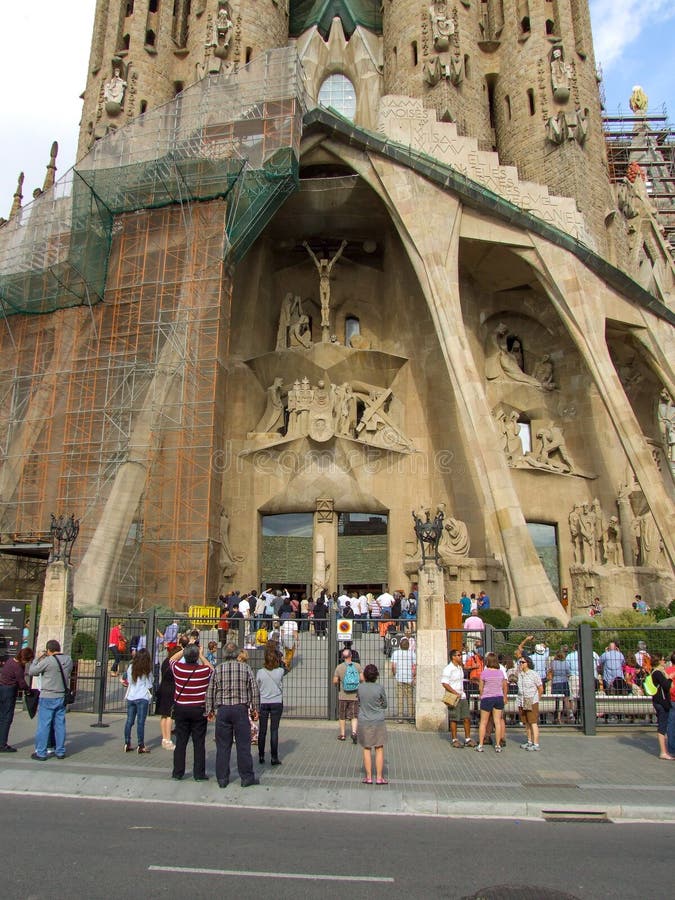 Puerta de la entrada de la basílica de Sagrada Familia en Barcelona imagenes de archivo Puerta de la entrada de la basílica de Sagrada Familia en Barcelona imagenes de archivo