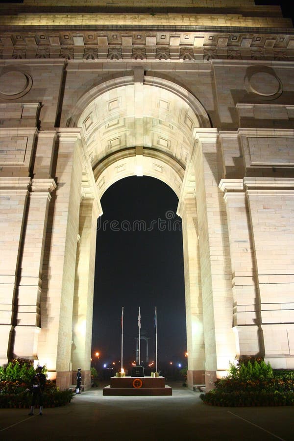 Puerta de la India - monumento nacional de la India en la noche fotografía de archivo Puerta de la India - monumento nacional de la India en la noche fotografía de archivo