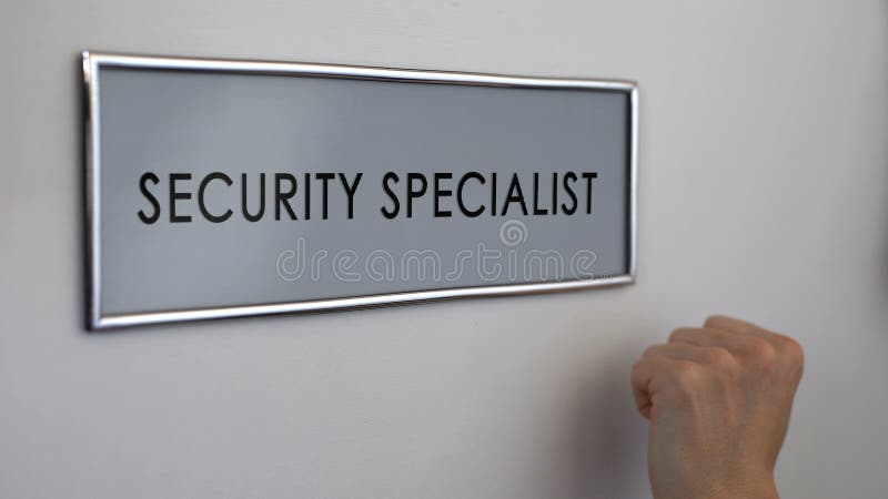 Puerta de la oficina del especialista de la seguridad, mano que golpea, servicio de protección del negocio fotografía de archivo libre de regalías Puerta de la oficina del especialista de la seguridad, mano que golpea, servicio de protección del negocio fotografía de archivo libre de regalías