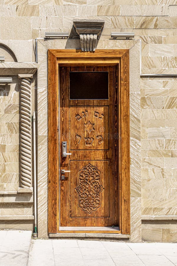 Detalle arquitectónico de una puerta con un relieve ornamental de piedra  tallada por encima de las puertas de madera doble en Praga, República Checa  Fotografía de stock - Alamy