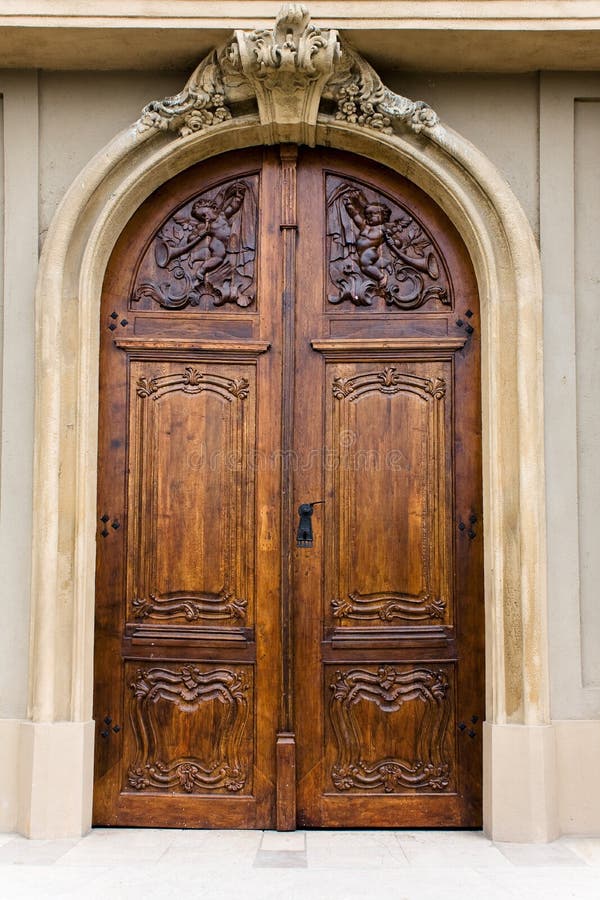 Puerta De Madera De Una Iglesia Foto de archivo - Imagen de iglesia, frente: 13813190 Puerta De Madera De Una Iglesia Foto de archivo - Imagen de iglesia, frente: 13813190