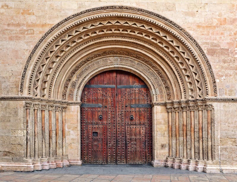 Puerta de madera en la entrada a Valencia Cathedral. imagen de archivo Puerta de madera en la entrada a Valencia Cathedral. imagen de archivo
