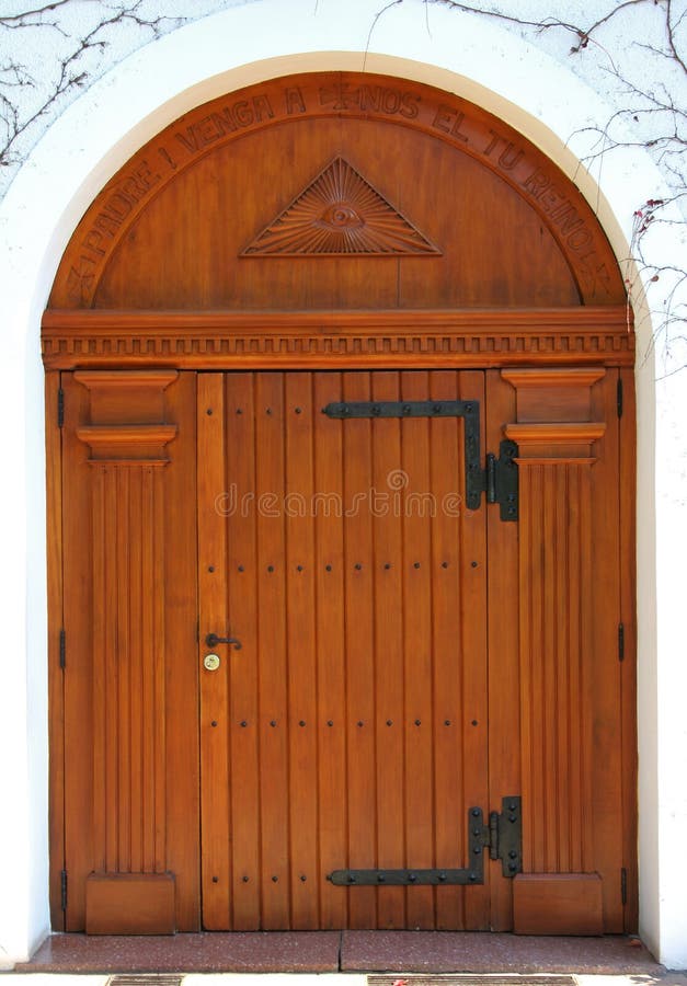 Puerta De Madera Grande De Una Iglesia Imagen de archivo - Imagen de  protegido, bloqueado: 982823