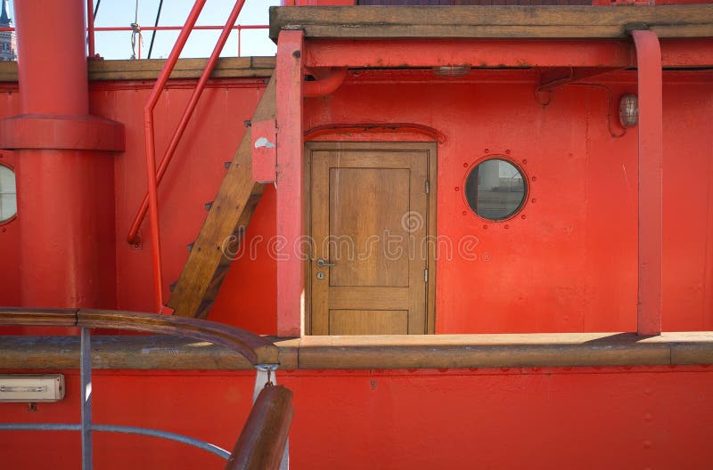 Puerta de madera de un velero rojo durante el dÃa en Dunkerque, Francia fotografía de archivo libre de regalías Puerta de madera de un velero rojo durante el dÃa en Dunkerque, Francia fotografía de archivo libre de regalías