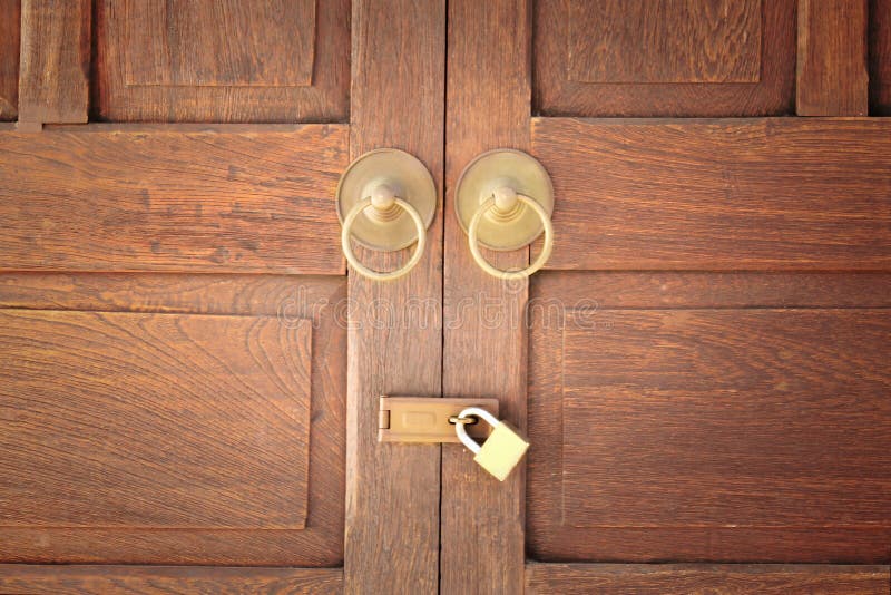 Puerta de madera vieja con la manija de la cerradura y del oro en fondo fotos de archivo libres de regalías Puerta de madera vieja con la manija de la cerradura y del oro en fondo fotos de archivo libres de regalías