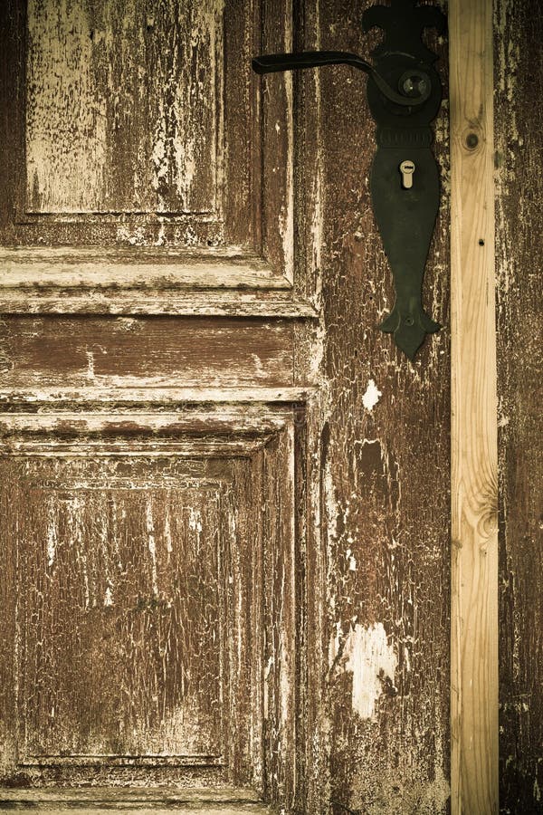 Puerta de madera vieja del primer con la manija del metal fotografía de archivo Puerta de madera vieja del primer con la manija del metal fotografía de archivo