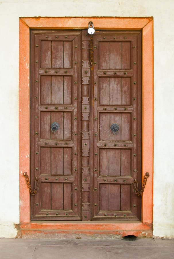 Puerta de madera vieja en una fachada del edificio. La India, Agra