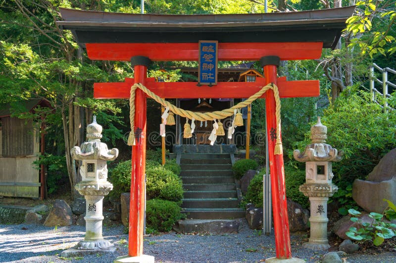 Puerta de Torii cerca de la capilla de Niikura Fuji Sengen imágenes de archivo libres de regalías Puerta de Torii cerca de la capilla de Niikura Fuji Sengen imágenes de archivo libres de regalías