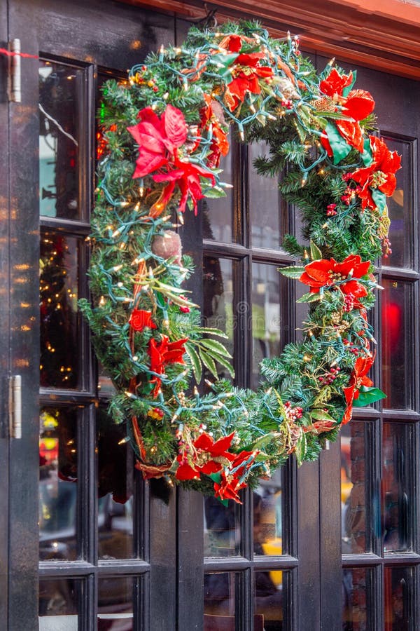 Puerta Decorada De Navidad Con Cortina Imagen editorial - Imagen de  tradicional, rojo: 164084660