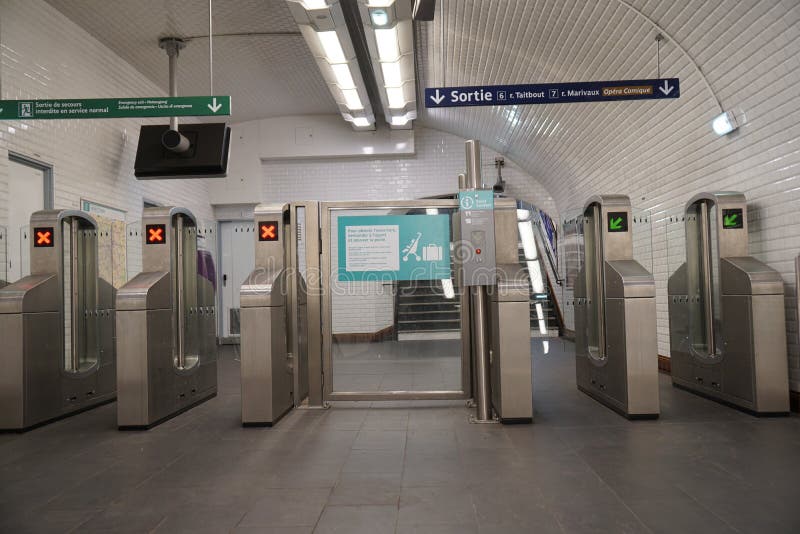 Puerta Del Boleto De La Estación De Metro De París Imagen de archivo  editorial - Imagen de postigo, boleto: 83203204