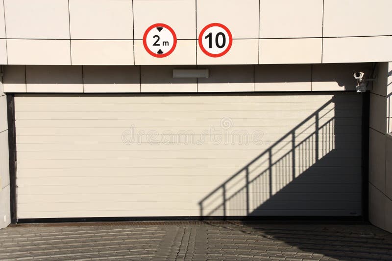 Vieja Puerta Del Garaje Cerrada Foto de archivo - Imagen de fondo