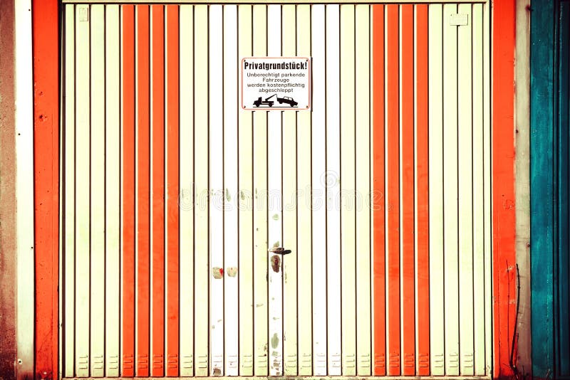 Puerta del garaje del vintage fotos de archivo Puerta del garaje del vintage fotos de archivo