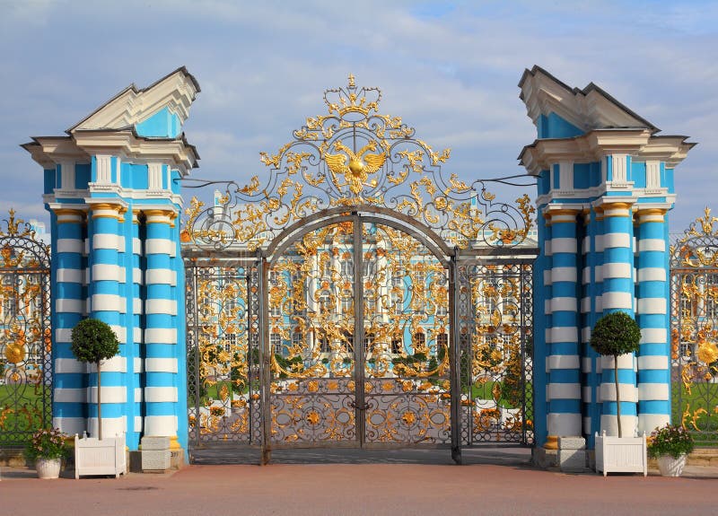 Puerta del palacio de catherine en Tsarskoye Selo