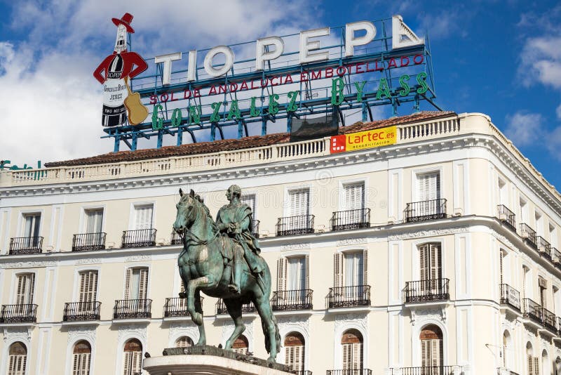 Puerta del sol square i rzeźba jeździecka w madryckiej hiszpanii zdjęcie royalty free