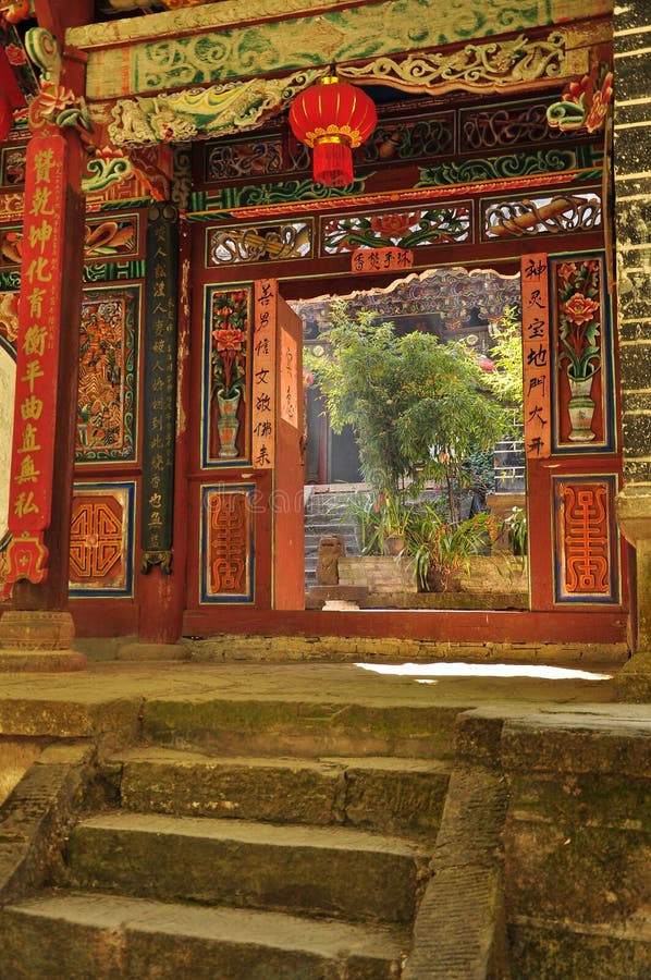 Puerta del templo del shan del bao de Wei, Yunnan, China foto de archivo libre de regalías Puerta del templo del shan del bao de Wei, Yunnan, China foto de archivo libre de regalías