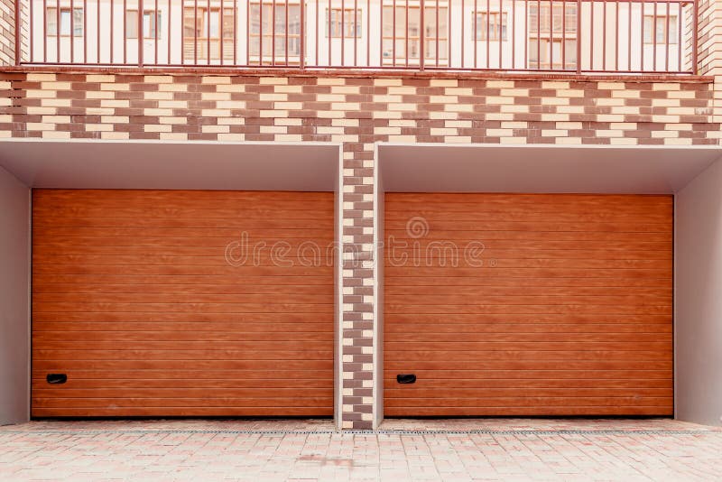 Puerta doble de madera del garaje Garaje moderno en el nuevo edificio fotografía de archivo libre de regalías Puerta doble de madera del garaje Garaje moderno en el nuevo edificio fotografía de archivo libre de regalías