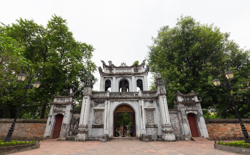 Puerta grande del templo de la literatura en Hanoi, Vietnam fotografía de archivo libre de regalías Puerta grande del templo de la literatura en Hanoi, Vietnam fotografía de archivo libre de regalías