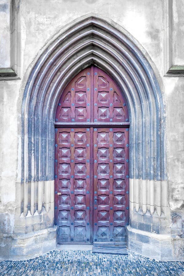 Puerta gótica en el edificio histórico foto de archivo libre de regalías Puerta gótica en el edificio histórico foto de archivo libre de regalías