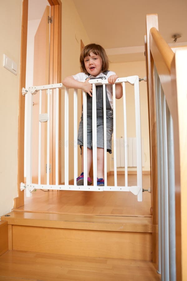 Puerta protectora blanca de seguridad para escaleras de bebé en el pasillo  escalera nueva y moderna valla de casa para niños en una hermosa casa