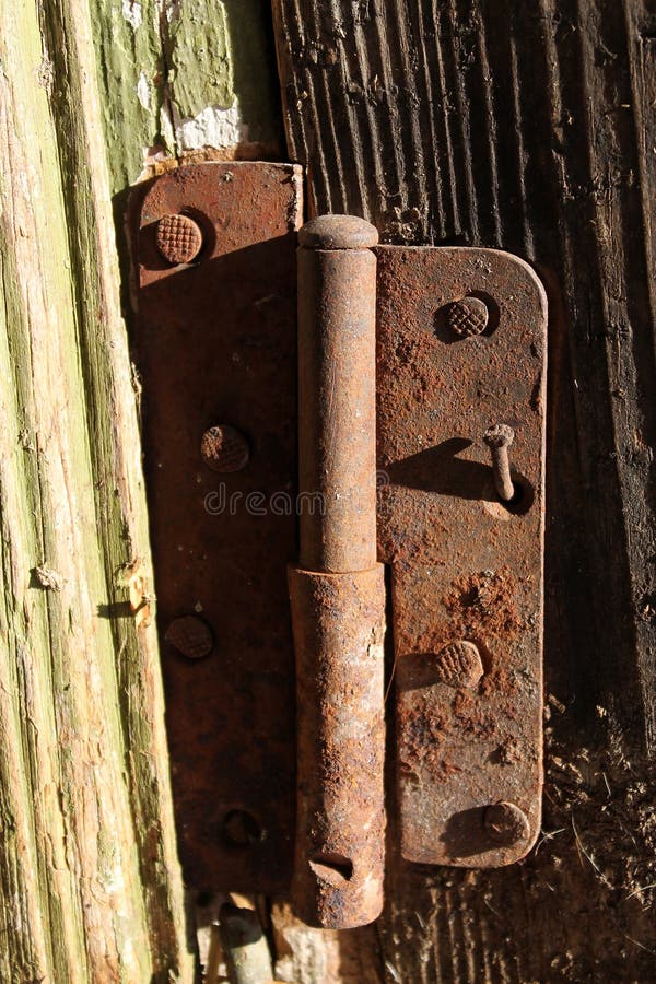 Puerta muy vieja con las bisagras oxidadas imagenes de archivo Puerta muy vieja con las bisagras oxidadas imagenes de archivo