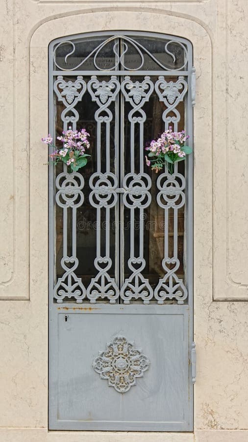 Puerta nata de hierro fundido de una antigua tumba en el cementerio Alto de Sao Joaoa, Lisboa imágenes de archivo libres de regalías Puerta nata de hierro fundido de una antigua tumba en el cementerio Alto de Sao Joaoa, Lisboa imágenes de archivo libres de regalías