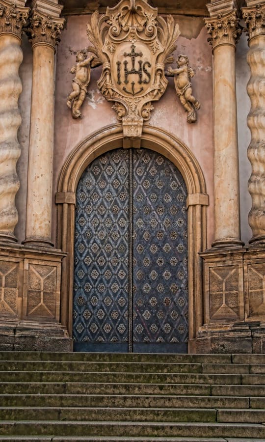 Puerta ornamental de la catedral imágenes de archivo libres de regalías Puerta ornamental de la catedral imágenes de archivo libres de regalías